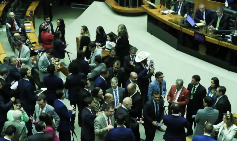 camara-responde-a-dino-e-diz-que-lideres-cumpriram-lei-sobre-emendas