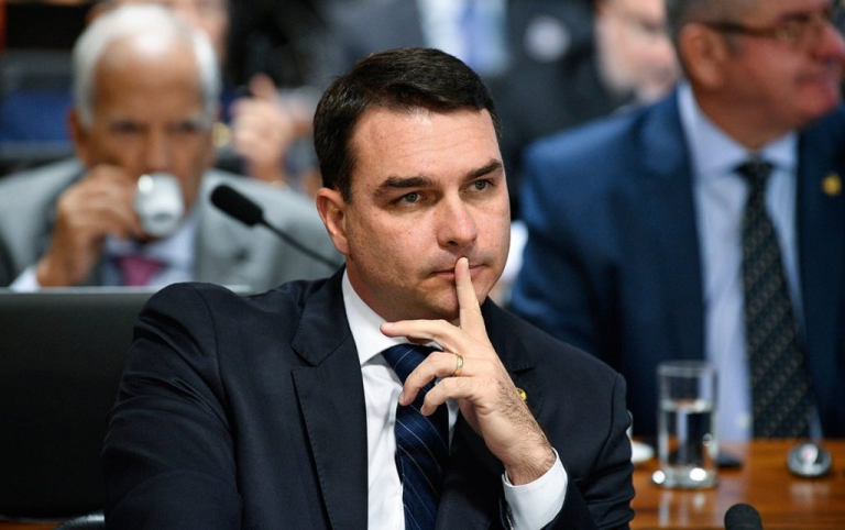 flavio-bolsonaro-aciona-tcu-contra-lula-por-uso-da-rede-nacional-de-radio-e-tv