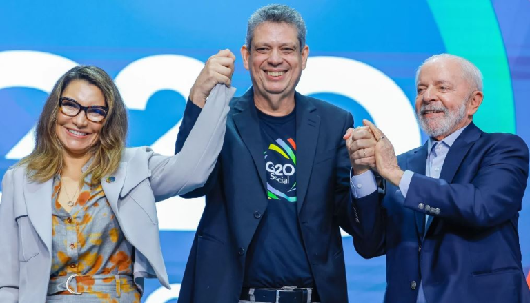 sob-pressao-e-alvo-de-fogo-amigo,-ministro-planeja-viajar-com-lula-na-sexta