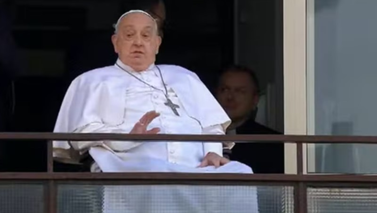 papa-francisco-faz-primeira-aparicao-publica-apos-mais-de-um-mes-internado