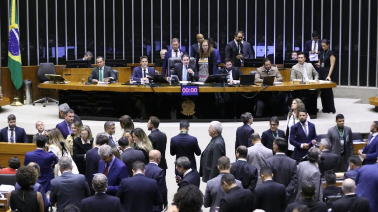 com-apoio-de-pl,-de-bolsonaro,-camara-aprova-urgencia-para-novos-cargos-no-stf