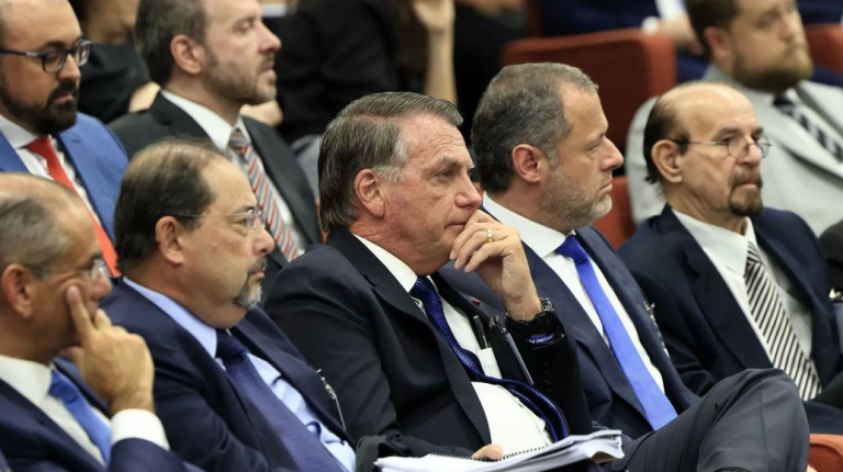 moraes-da-cinco-dias-para-bolsonaro-e-reus-apresentarem-defesa-previa