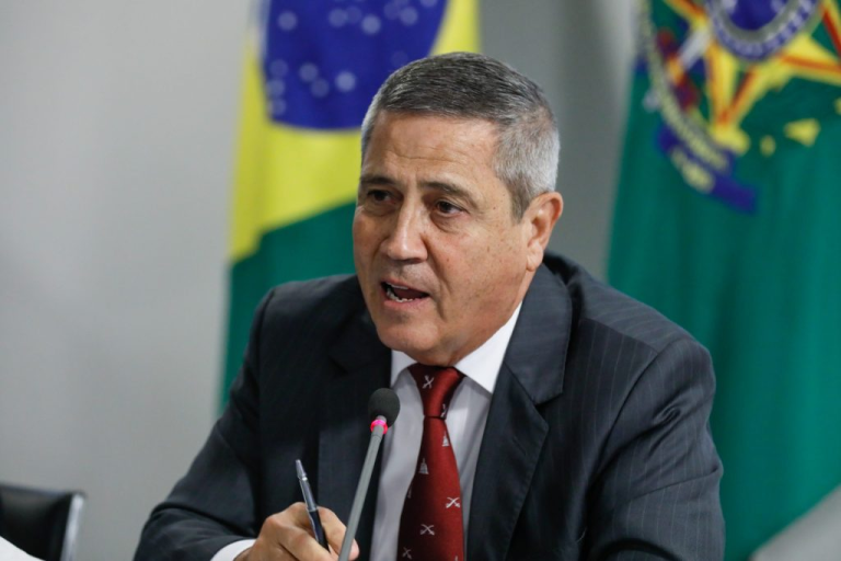 mourao-leva-presente-a-braga-netto-na-prisao