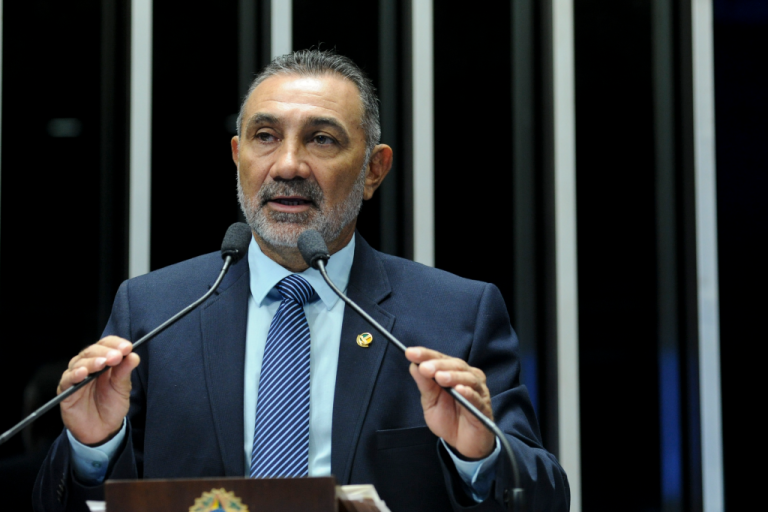 acusado-de-importunacao-sexual-contra-filha,-ex-senador-vai-para-prisao-domiciliar