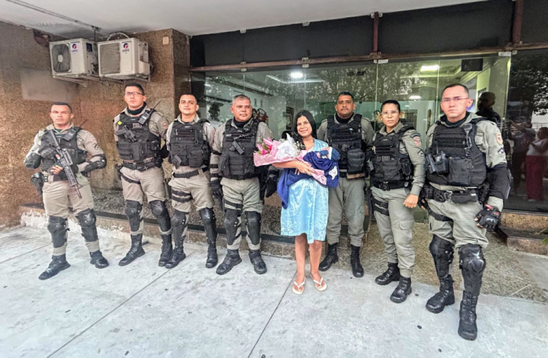 mulher-da-a-luz-em-avenida-de-natal-com-ajuda-da-policia-militar-no-dia-das-maes