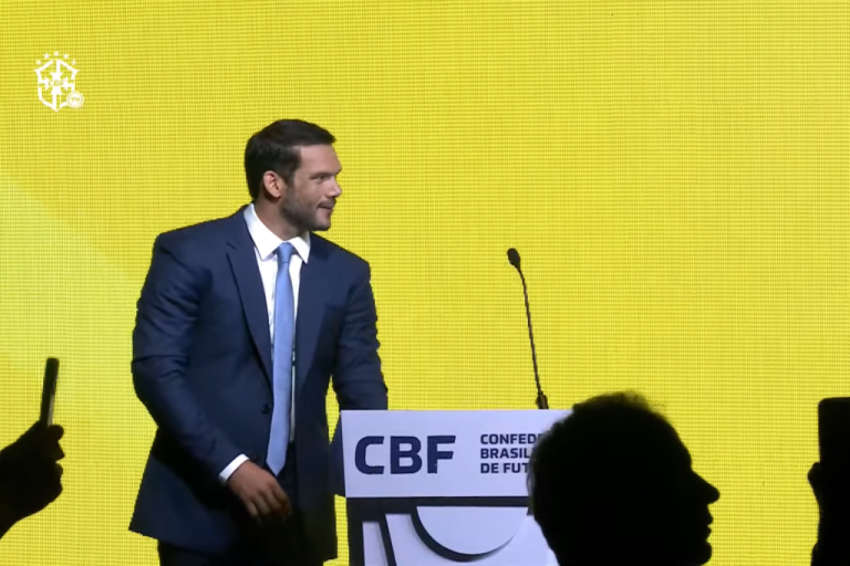 video:-sem-camisa-vermelha!-xaud-quer-camisas-amarela-e-azul-para-a-selecao