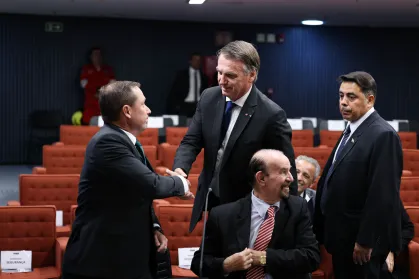 Bolsonaro e Mauro Cid apertam as mãos antes de interrogatório no STF bolsonaro-e-mauro-cid-apertam-as-maos-antes-de-interrogatorio-no-stf