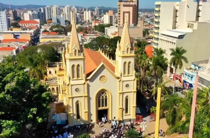 Médica é presa por jogar spray de pimenta em missa por causa de barulho de criança medica-e-presa-por-jogar-spray-de-pimenta-em-missa-por-causa-de-barulho-de-crianca