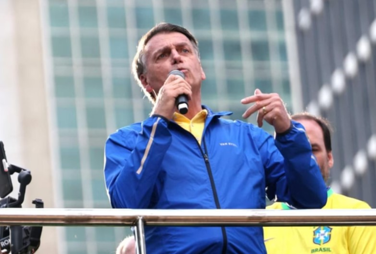 bolsonaro-culpa-esquerda-pelo-8/1-e-diz-que-e-processado-por-“fumaca-de-golpe”
