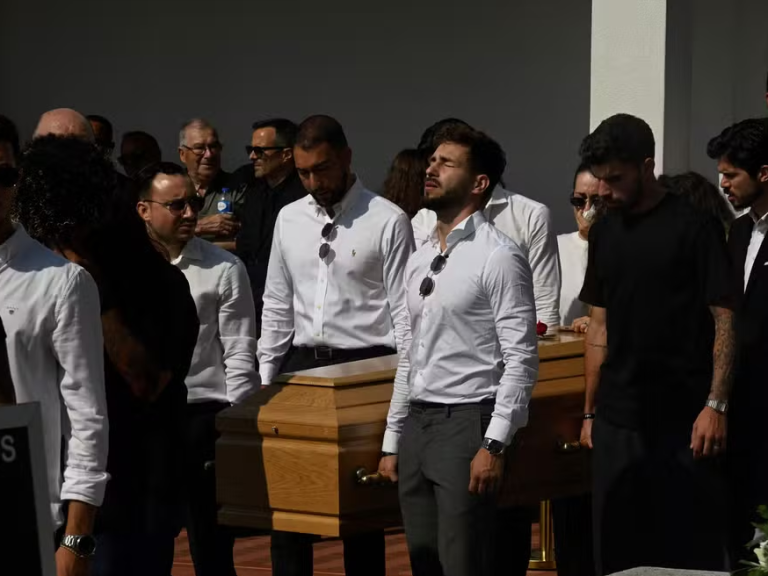 parentes-e-jogadores-se-despedem-de-diogo-jota-e-andre-silva-em-enterro