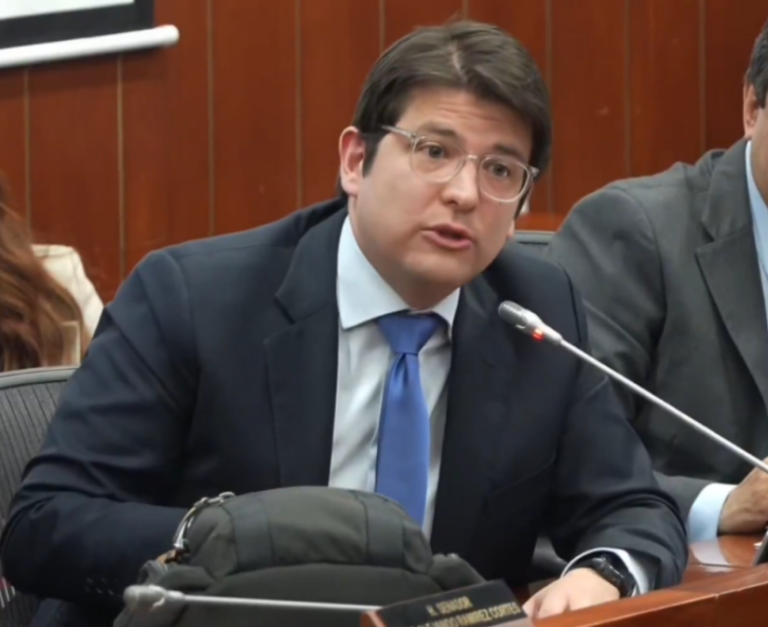 morre-miguel-uribe,-pre-candidato-baleado-na-colombia,-aos-39-anos