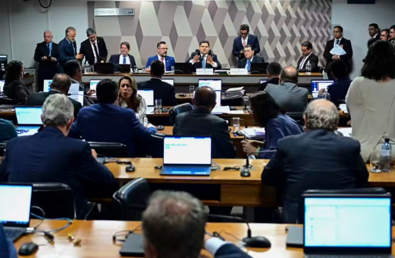 governo-lula-sofre-derrota-e-oposicao-consegue-aprovar-voto-impresso-em-comissao-do-senado;-texto-ainda-vai-ao-plenario