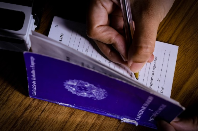 brasil-abre-129,77-mil-vagas-formais-de-trabalho-em-julho,-menor-numero-para-o-mes-desde-2020