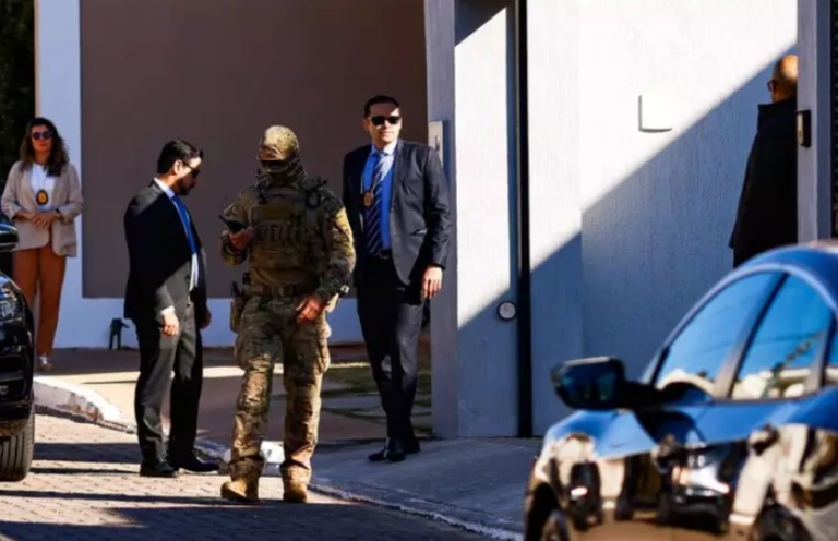 moraes-determina-monitoramento-policial-na-area-externa-da-casa-do-bolsonaro-e-vistorias-em-todos-os-veiculos-que-sairem-do-local