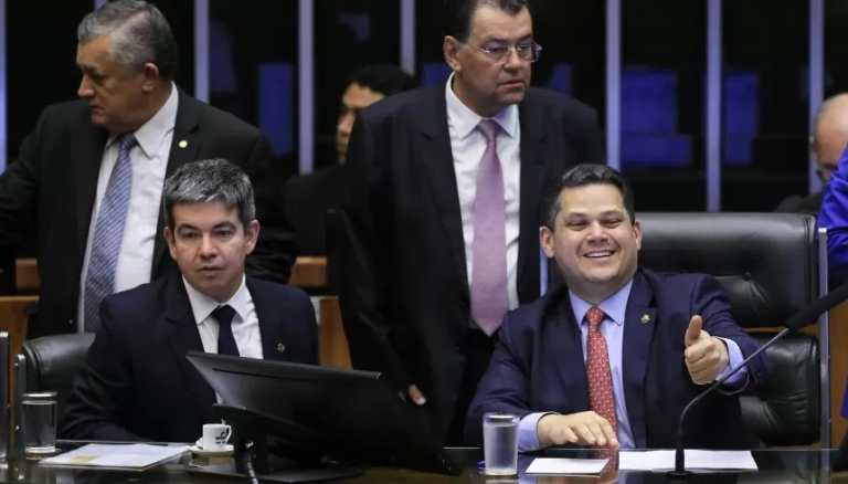 pressionado-por-anistia-e-cpmi-do-inss,-governo-lula-libera-r$-2,2-bilhoes-em-emendas-pix-em-um-dia