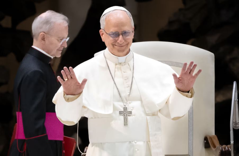 papa-leao-xiv-comemora-70-anos-na-praca-sao-pedro-lotada