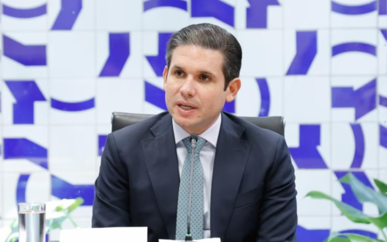 hugo-motta-confirma-a-lideres-que-vai-pautar-anistia