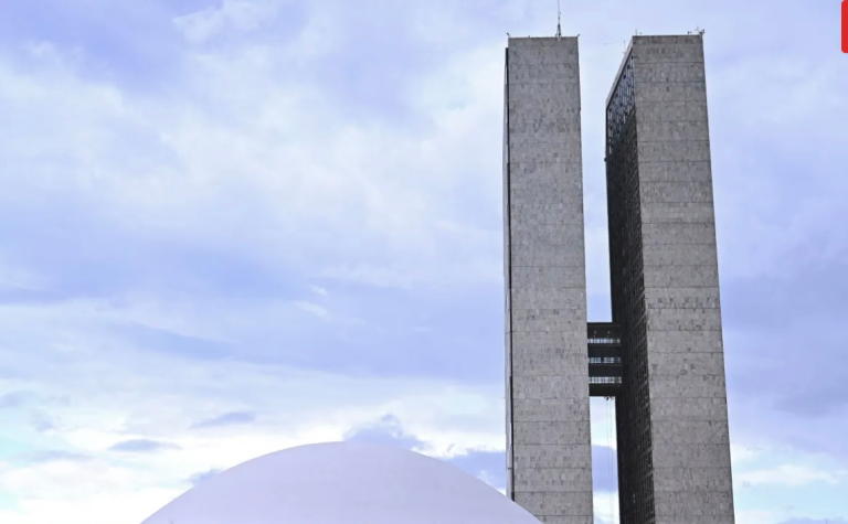 bancada-do-pl-critica-relator-do-texto-da-anistia:-“rabo-preso-com-moraes”