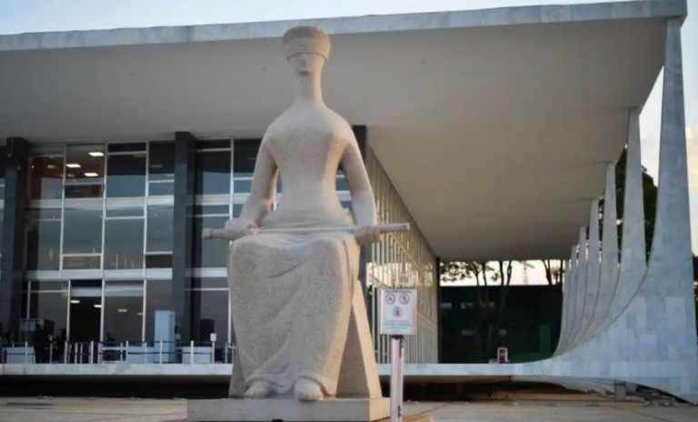STF envia ao Congresso projeto para reajuste salarial do Judiciário com proposta de aumento de 8% ao ano, pelos próximos 3 anos stf-envia-ao-congresso-projeto-para-reajuste-salarial-do-judiciario-com-proposta-de-aumento-de-8%-ao-ano,-pelos-proximos-3-anos