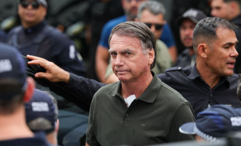 Defesa de Bolsonaro protocola no STF novo pedido pelo fim da prisão domiciliar; advogados esperam resposta do Supremo há dez dias defesa-de-bolsonaro-protocola-no-stf-novo-pedido-pelo-fim-da-prisao-domiciliar;-advogados-esperam-resposta-do-supremo-ha-dez-dias