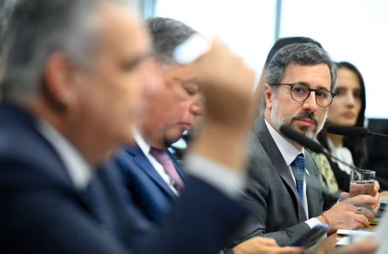 Ministro da CGU diz que não avisou governo sobre fraudes no INSS para manter investigações sob sigilo ministro-da-cgu-diz-que-nao-avisou-governo-sobre-fraudes-no-inss-para-manter-investigacoes-sob-sigilo