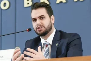 VÍDEO: EUA desmentem STF: ex-assessor de Bolsonaro não entrou no país, e Moraes errou feio video:-eua-desmentem-stf:-ex-assessor-de-bolsonaro-nao-entrou-no-pais,-e-moraes-errou-feio