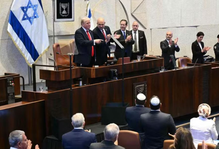 trump-e-ovacionado-de-pe-no-parlamento-de-israel-durante-libertacao-de-refens