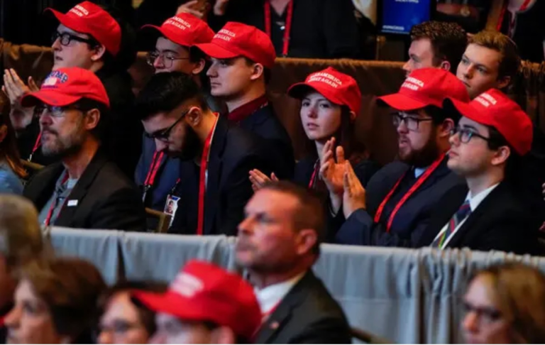 bones-em-homenagem-a-trump-sao-usados-no-parlamento-de-israel