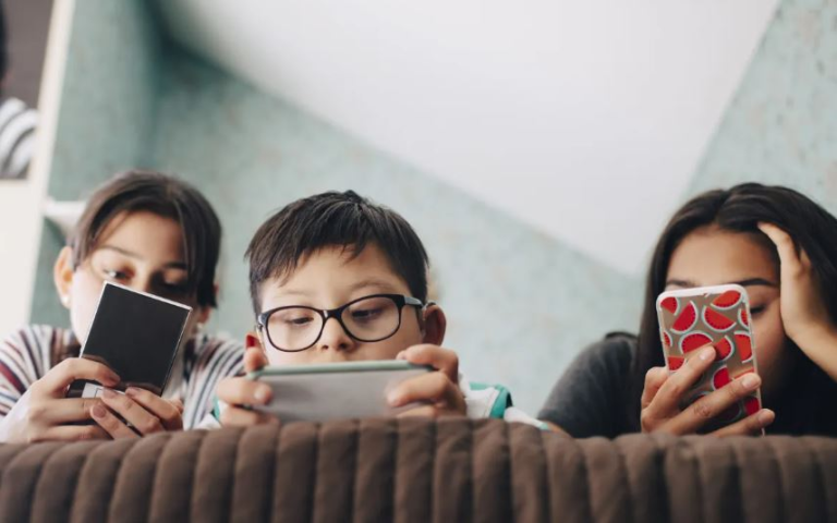 criancas-e-adolescentes-assistem-mais-a-videos-de-influenciadores-digitais-do-que-a-series-e-filmes,-diz-pesquisa