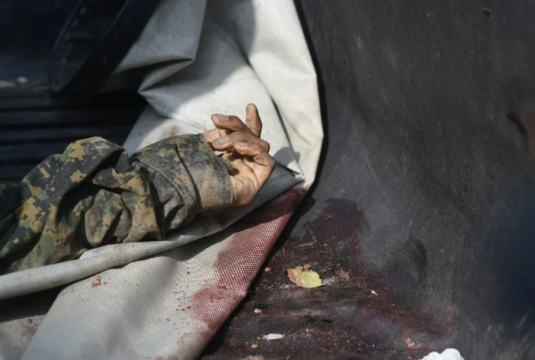 Moradores são alvo de inquérito policial por retirar armas e fardas de mortos em ação no Alemão e Penha moradores-sao-alvo-de-inquerito-policial-por-retirar-armas-e-fardas-de-mortos-em-acao-no-alemao-e-penha