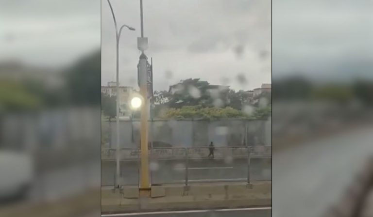VÍDEO: Tiroteio na Linha Amarela deixa feridos e causa pânico no Rio; fuzil é apreendido video:-tiroteio-na-linha-amarela-deixa-feridos-e-causa-panico-no-rio;-fuzil-e-apreendido