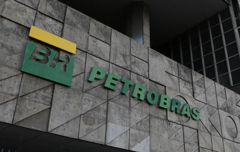 mesmo-com-lucros-recordes,-petrobras-soma-dividas-bilionarias-e-lidera-beneficios-fiscais-no-pais