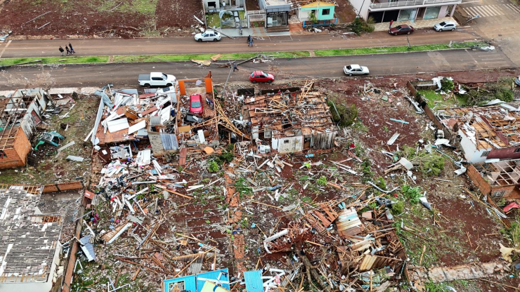 Famílias atingidas por tempestade no Paraná vão receber até R$ 50 mil familias-atingidas-por-tempestade-no-parana-vao-receber-ate-r$-50-mil