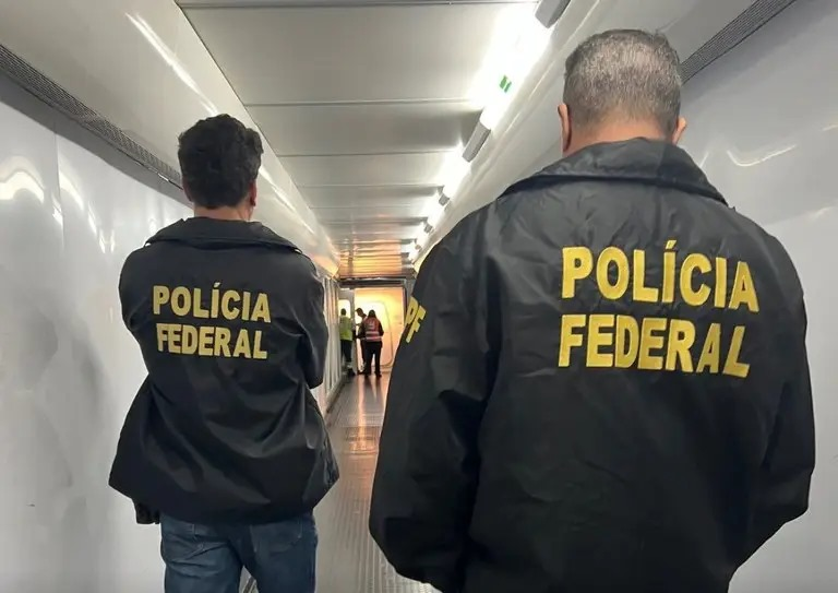 PF deu de cara com filho de Lula ao cumprir mandado contra ex-nora do presidente pf-deu-de-cara-com-filho-de-lula-ao-cumprir-mandado-contra-ex-nora-do-presidente