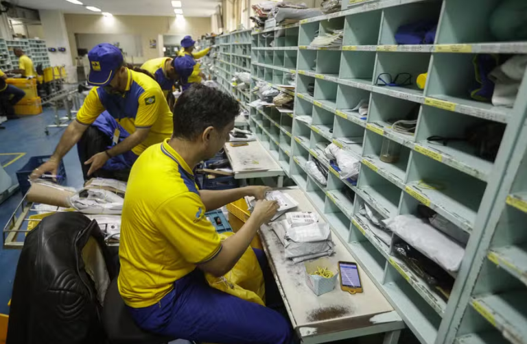 Correios entram em alerta máximo: estatal busca R$ 10 bilhões em 15 dias e prepara PDV para cortar 10 mil funcionários correios-entram-em-alerta-maximo:-estatal-busca-r$-10-bilhoes-em-15-dias-e-prepara-pdv-para-cortar-10-mil-funcionarios