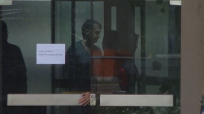 Bolsonaro é visto pela primeira vez após prisão; Ex-presidente surgiu na portaria da PF ao acompanhar a saída de Michelle após visita bolsonaro-e-visto-pela-primeira-vez-apos-prisao;-ex-presidente-surgiu-na-portaria-da-pf-ao-acompanhar-a-saida-de-michelle-apos-visita