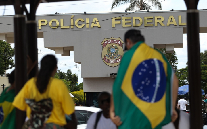 PM usa spray de pimenta para separar briga onde Bolsonaro está preso em Brasília pm-usa-spray-de-pimenta-para-separar-briga-onde-bolsonaro-esta-preso-em-brasilia