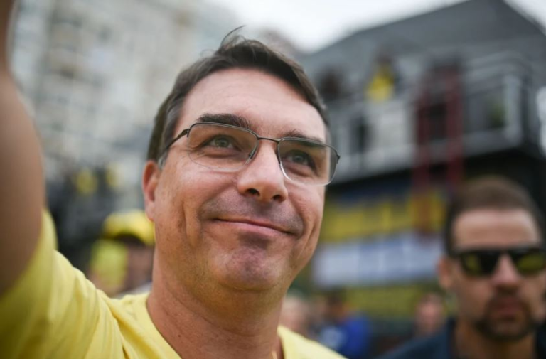 flavio-bolsonaro-confirma-que-sera-candidato-a-presidencia-em-2026