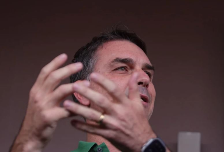 flavio-bolsonaro-nega-divisao-na-direita-e-exalta-tarcisio-como-“peca-chave”-de-2026