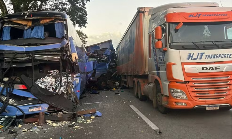 Engavetamento na via Dutra deixa um morto e 37 feridos em Taubaté engavetamento-na-via-dutra-deixa-um-morto-e-37-feridos-em-taubate