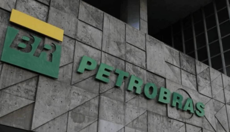 petroleiros-cruzam-os-bracos-e-entram-em-greve-por-tempo-indeterminado-contra-proposta-da-petrobras