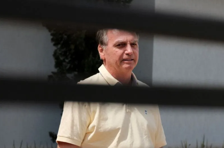 bolsonaro-completa-um-mes-preso-e-aguarda-definicao-de-cirurgia