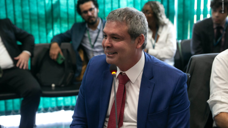 lider-do-pt-ironiza-boicote-a-havaianas-e-diz-que-direita-“nao-regula-bem-da-cabeca”