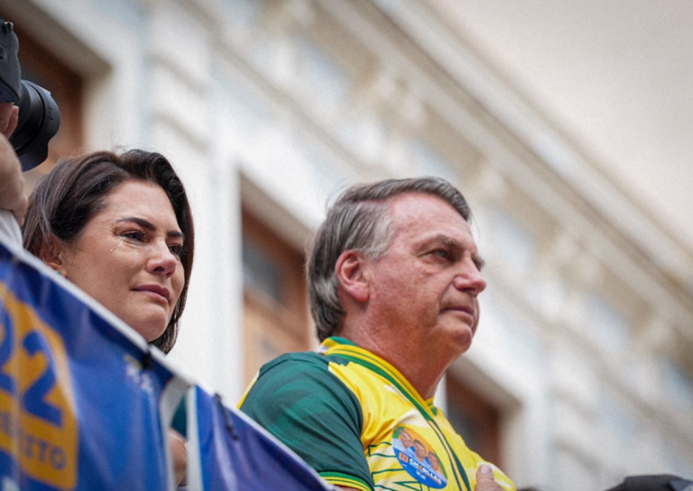 “vamos-vencer-os-dias-maus”,-diz-michelle-apos-alta-de-bolsonaro