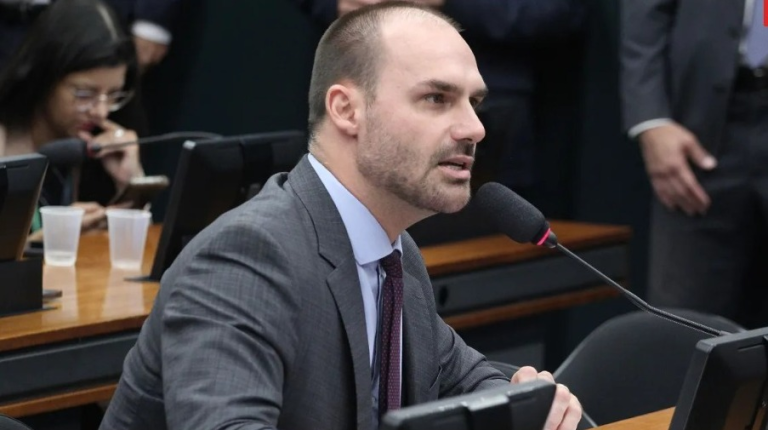 pf-ordena-que-eduardo-bolsonaro-retorne-a-cargo-de-escrivao-na-corporacao