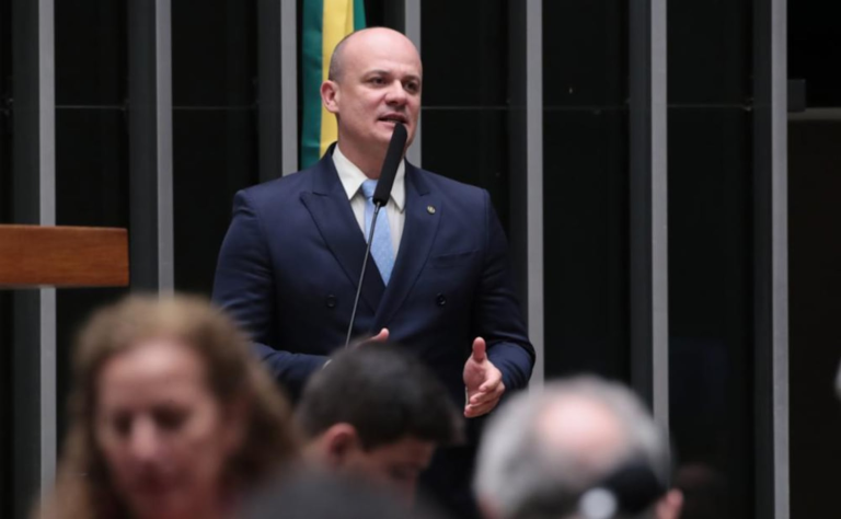 cabo-gilberto-inicia-coleta-de-assinaturas-para-derrubar-veto-de-lula-a-dosimetria