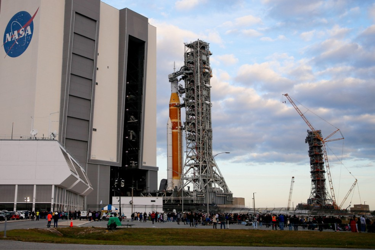 fotos:-nasa-levara-astronautas-para-primeiro-sobrevoo-lunar-em-mais-de-meio-seculo;-foguete-mede-98-metros-e-pesa-mais-de-5-milhoes-de-quilos