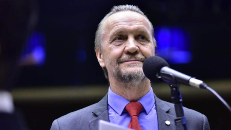 lider-do-pt-aposta-em-vitoria-para-lula-e-mobiliza-base-para-manter-veto-sobre-penas-do-8-de-janeiro