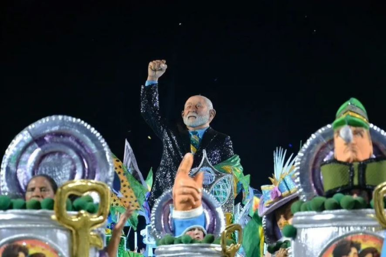 escola-de-samba-exalta-lula-e-retrata-bolsonaro-como-palhaco-em-desfile-no-rio