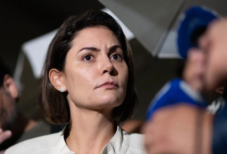 michelle-reage-a-desfile-e-critica-representacao-de-bolsonaro-como-palhaco-em-homenagem-a-lula